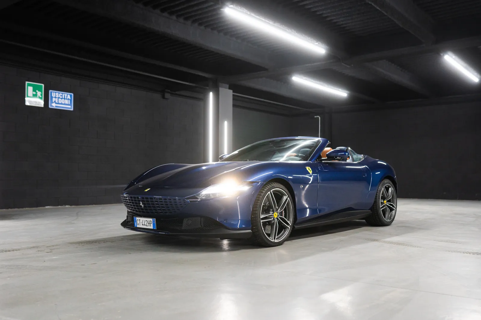 Noleggio Ferrari Roma Spyder 2023 Blu Tour de France a Como | Rial Rent
